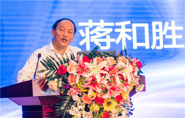 四川大學(xué)黨委委員、經(jīng)濟(jì)學(xué)院教授委員會(huì)主席、博導(dǎo)蔣和勝教授作了《當(dāng)前宏觀經(jīng)濟(jì)形勢(shì)與產(chǎn)業(yè)轉(zhuǎn)型升級(jí)》專(zhuān)題講座.jpg