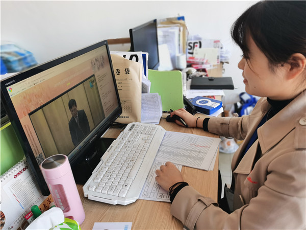 1573731225742986.jpg 教師收看報(bào)告會(huì)4.jpg