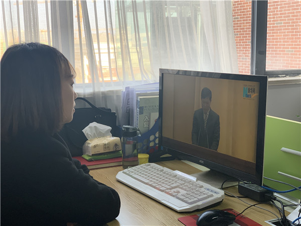 1573731313969463.jpg 教師收看報(bào)告會(huì)8.jpg