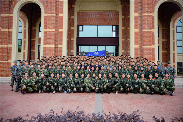 1577512853128510.jpg 學(xué)院領(lǐng)導(dǎo)和全體校衛(wèi)隊成員合影留念.jpg