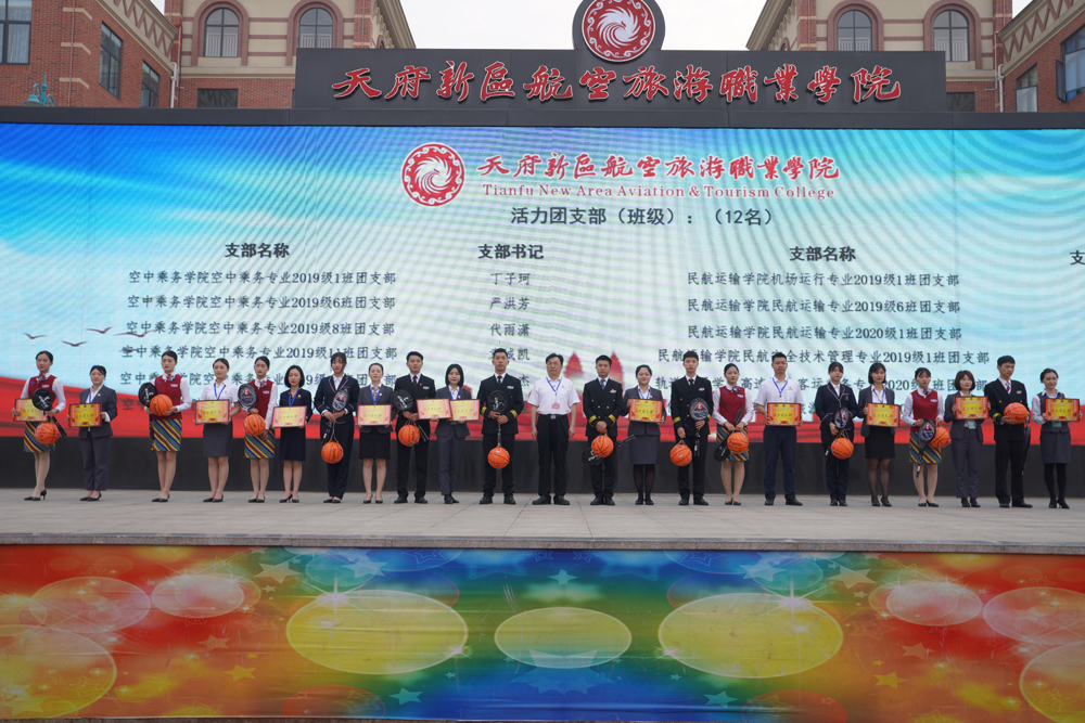 黨委書記、督導(dǎo)專員王元瓏為活力團(tuán)支部頒獎.jpg